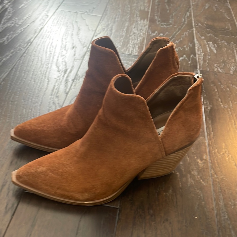 Pointed toe, bootie with heel. Zip up back. Worn outside of the home once.